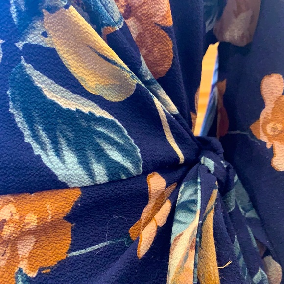 🌶️🌶️🌶️ Lilah Rose wrap tie dress blue w/ peachy floral 14 - Picture 4 of 7